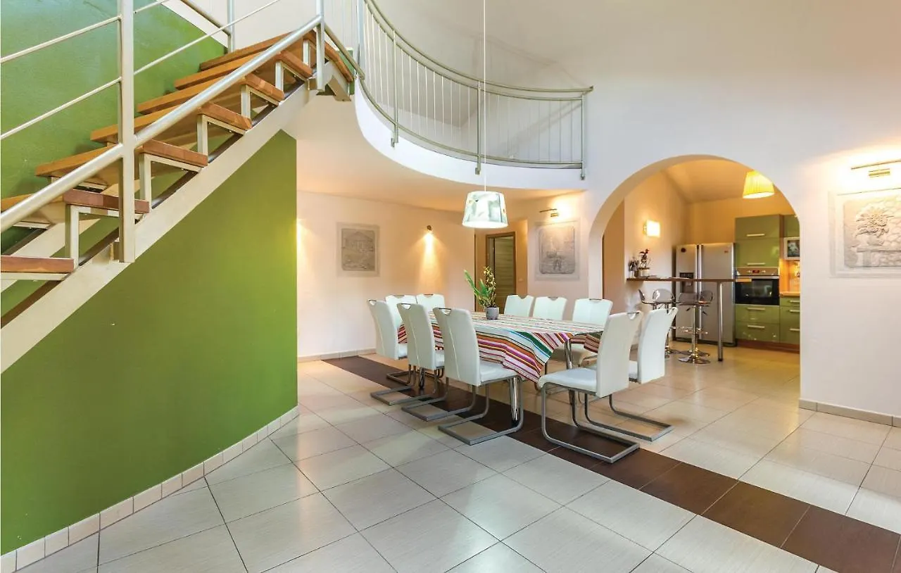 Cozy Home In Medulin With Kitchen